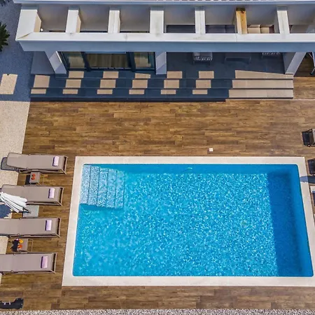 Villa Luna & Pia In For 10 People With Heated Pool