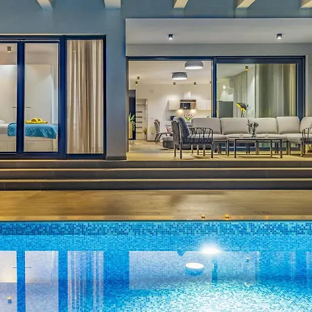 Luna & Pia In For 10 People With Heated Pool Villa Pula