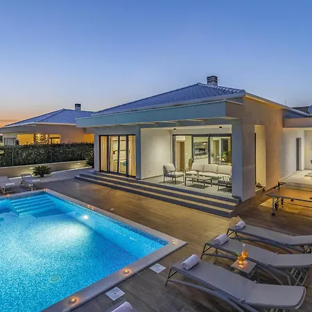 Luna & Pia In For 10 People With Heated Pool Pula