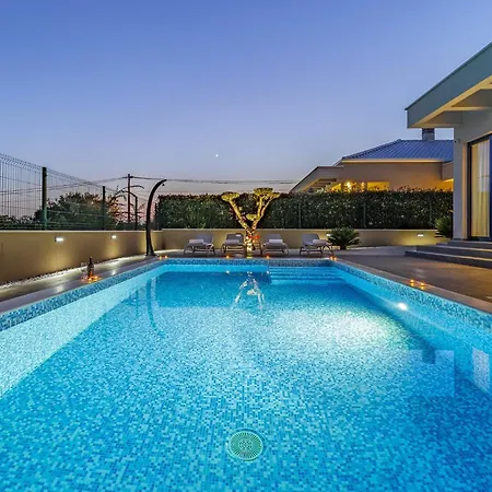 Villa Luna & Pia In For 10 People With Heated Pool *