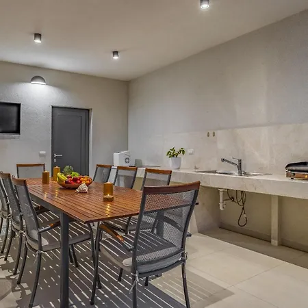 Luna & Pia In For 10 People With Heated Pool * Pula