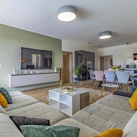 Villa Luna & Pia In For 10 People With Heated Pool Pula