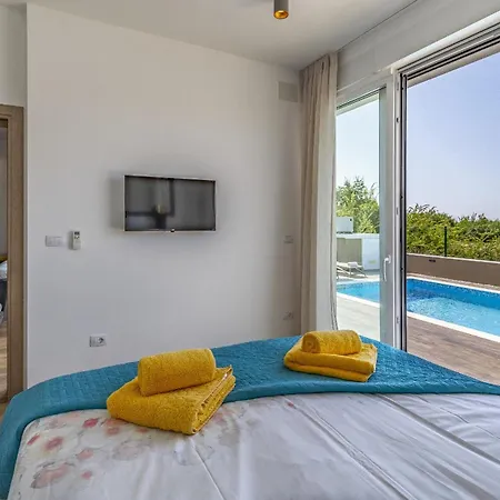 Luna & Pia In For 10 People With Heated Pool Pula