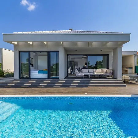 Luna & Pia In For 10 People With Heated Pool *