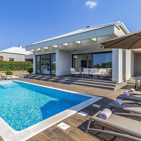 Luna & Pia In For 10 People With Heated Pool * Pula