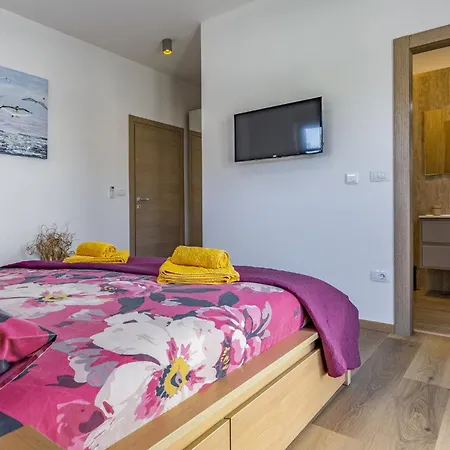 Luna & Pia In For 10 People With Heated Pool Villa Pula