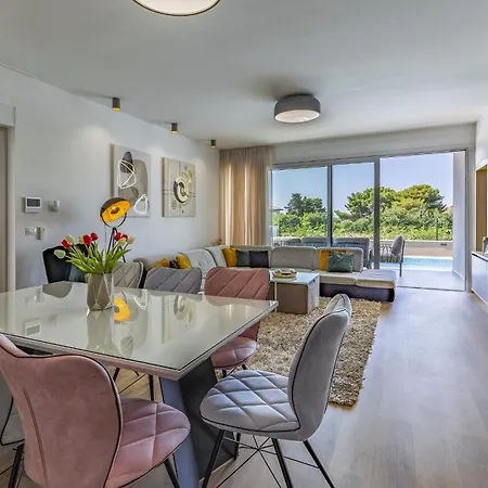 Villa Luna & Pia In For 10 People With Heated Pool