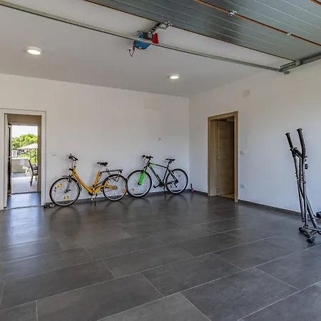 Luna & Pia In For 10 People With Heated Pool Villa Pula