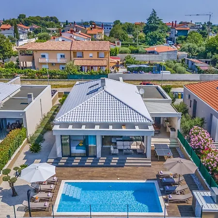 Luna & Pia In For 10 People With Heated Pool Pula