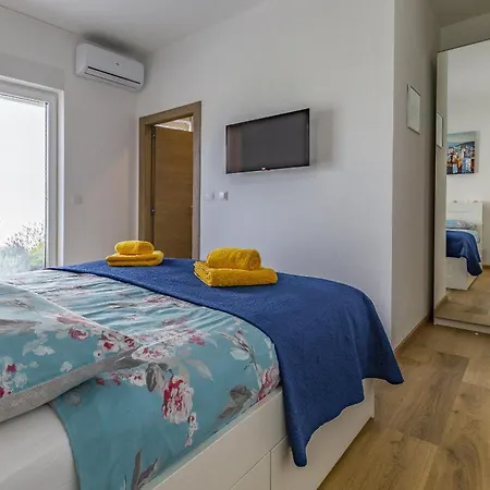 Luna & Pia In For 10 People With Heated Pool * Pula