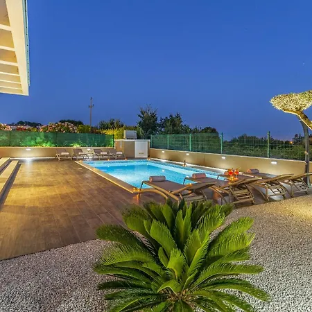 Luna & Pia In For 10 People With Heated Pool