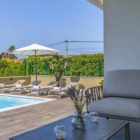 Luna & Pia In For 10 People With Heated Pool Villa