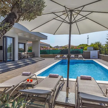 Villa Luna & Pia In For 10 People With Heated Pool