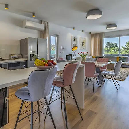 Luna & Pia In For 10 People With Heated Pool Villa Pula