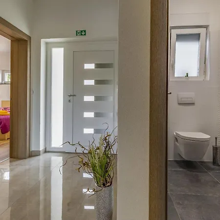 Luna & Pia In For 10 People With Heated Pool Pula