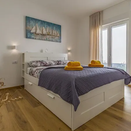 Luna & Pia In For 10 People With Heated Pool * Pula