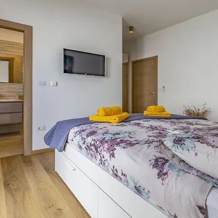 Luna & Pia In For 10 People With Heated Pool